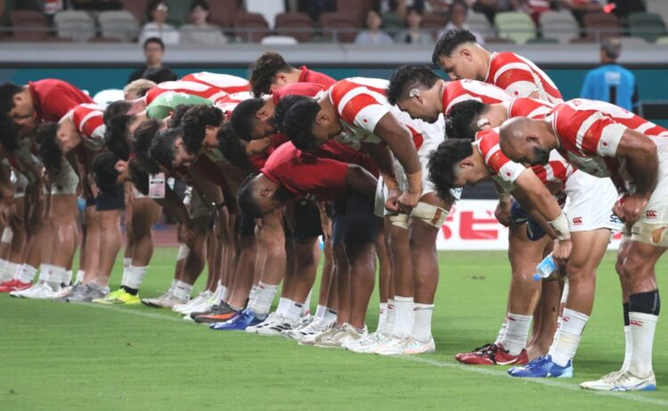 ファンに挨拶をする日本代表‐斉藤健仁撮影