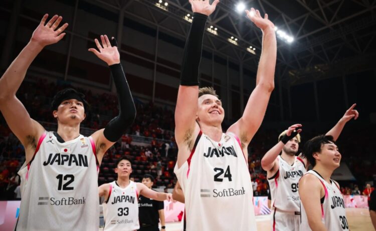 佐々木隆成 Window3で中国に勝利した日本代表(背番号33が佐々木)@FIBA