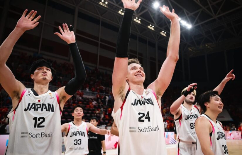 佐々木隆成 Window3で中国に勝利した日本代表（背番号33が佐々木）@FIBA