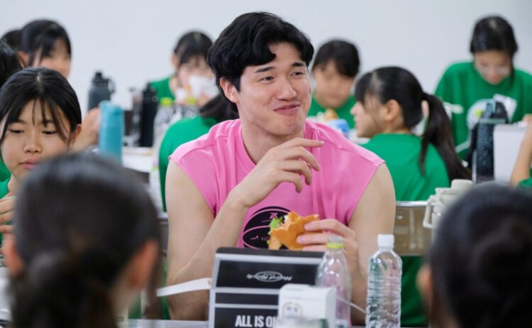 参加中学生たちと昼食を一緒にとる渡邊雄太‐永塚和志撮影