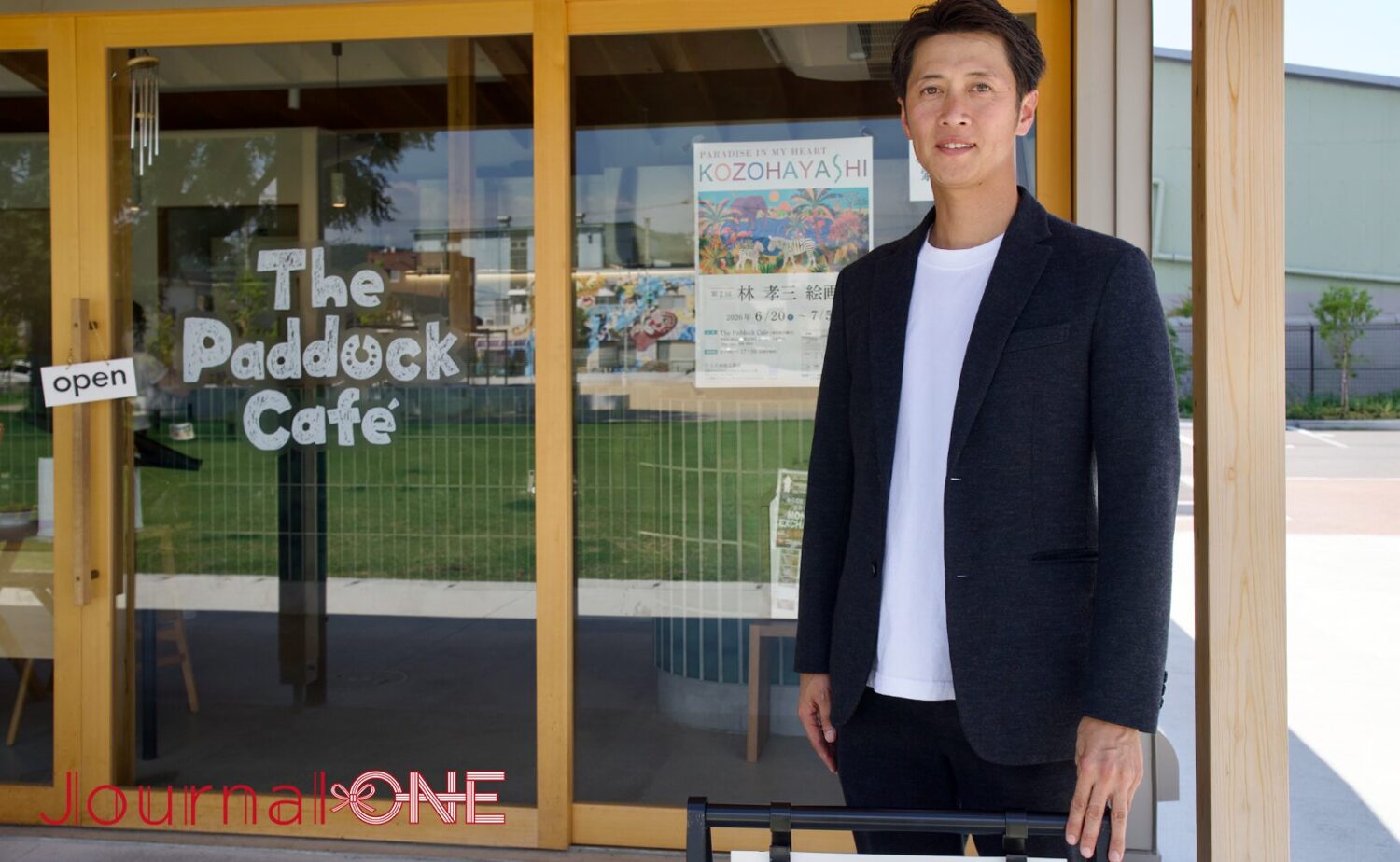 The Paddock Cafe入口前に立つオーナーの林右典さん