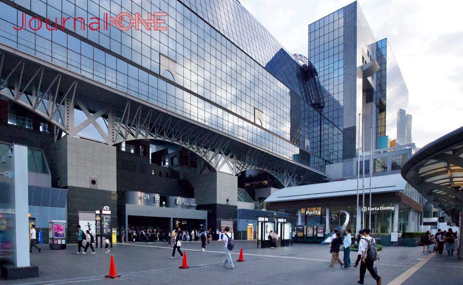 7月の京都駅中央口前の風景。梅雨明け前の蒸し暑い空気のなか、多くの観光客や利用者が行き交う京都の玄関口