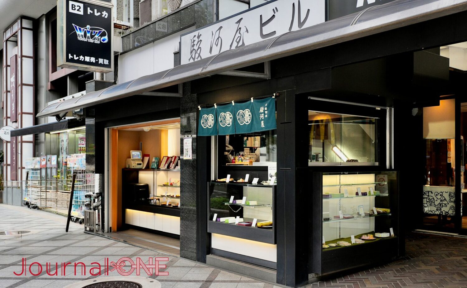 京駿河屋 京都駅前店の外観。明治19年創業の老舗和菓子店が京都駅前で暖簾を掲げる