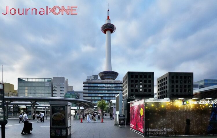 京都駅前広場から望む京都タワーとチームラボ京都の告知看板。取材を終えて東京へ向かう前の京都の風景