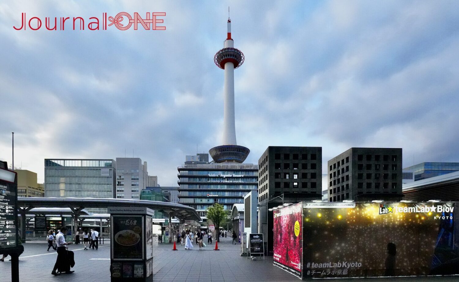 京都駅前広場から望む京都タワーとチームラボ京都の告知看板。取材を終えて東京へ向かう前の京都の風景