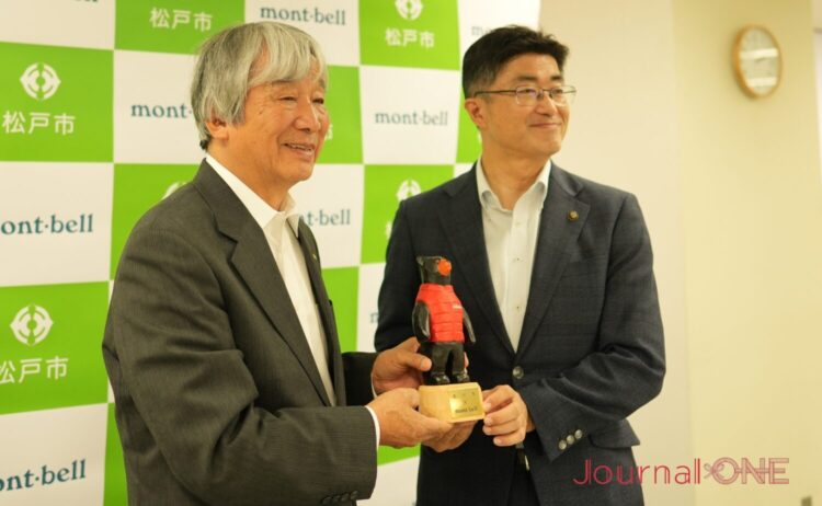 モンベル店舗でもお馴染みのモンタベアを贈呈-Journal-ONE撮影