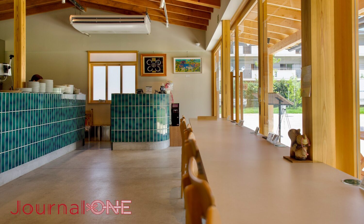 The Paddock Cafe店内のカウンター席と青緑色のタイルカウンター
