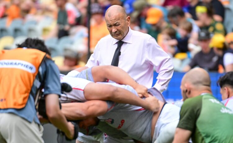 日本代表を率いるジョーンズHC (C)JRFU