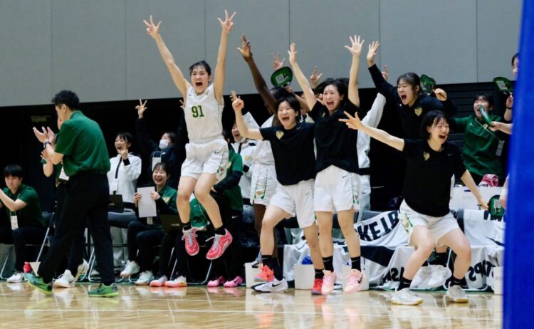 1月の皇后杯決勝ラウンドで味方のビッグプレーに歓喜する東京医療保健大学時代の大脇(91)-永塚和志撮影