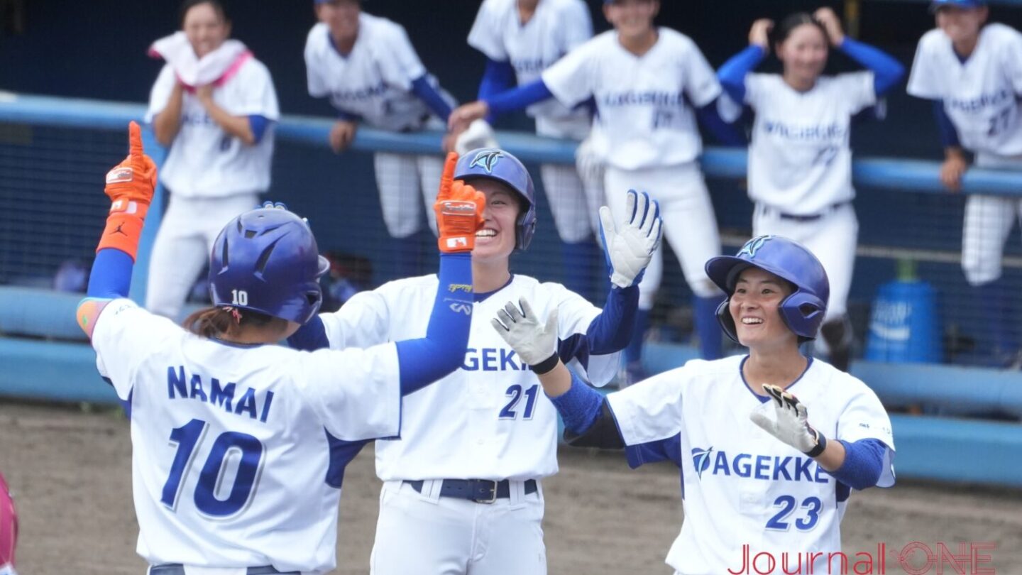 エイジェック 本塁打を放った生井を迎える和田と吉井のJAPANコンビ-Journal-ONE撮影
