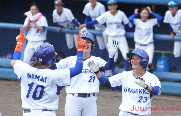 エイジェック 本塁打を放った生井を迎える和田と吉井のJAPANコンビ-Journal-ONE撮影