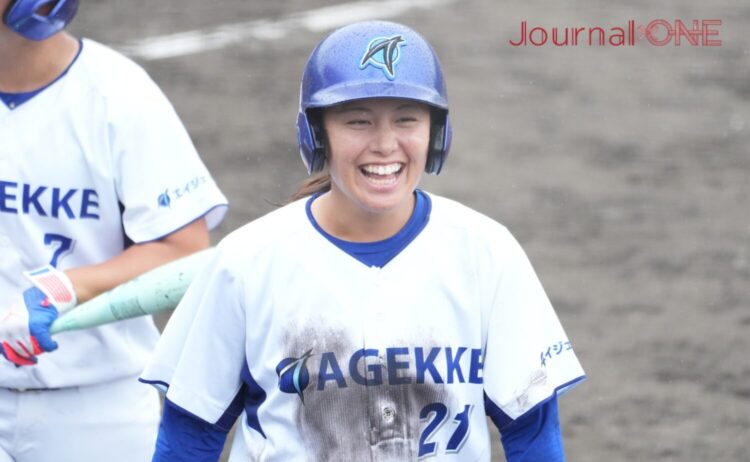 女子硬式野球 一塁にヘッドスライディングした和田は「あぶねー」と笑顔-Journal-ONE撮影
