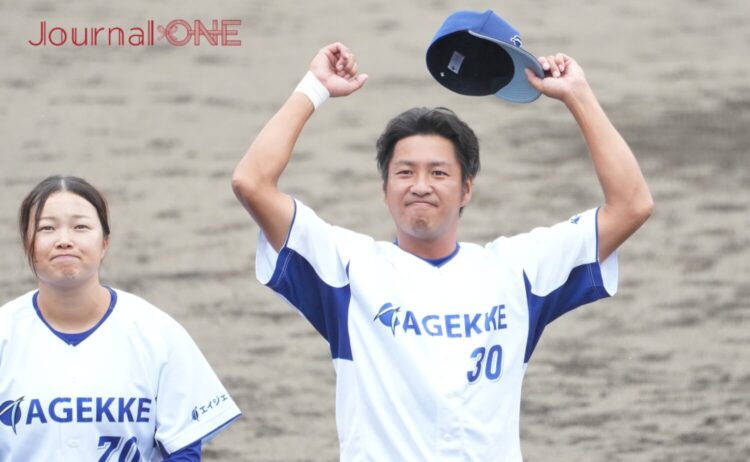 応援団にガッツポーズで応えた中﨑監督-Journal-ONE撮影