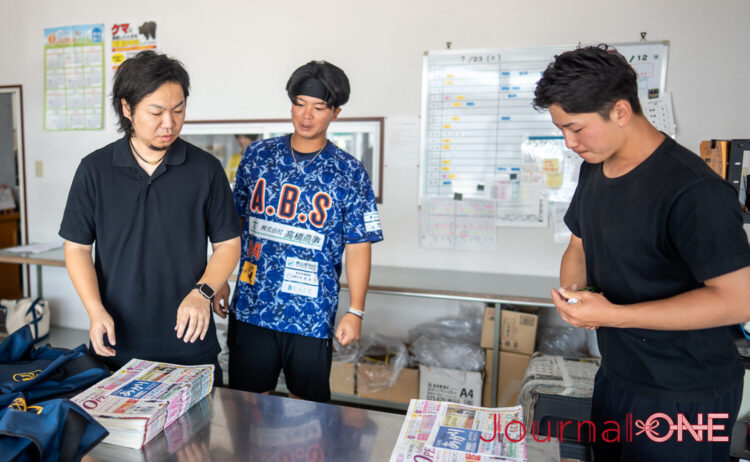 奥山社長と配布物の準備をする金井（中央）-Journal-ONE撮影