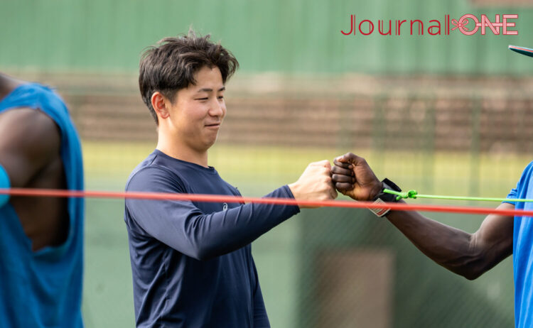 様々なことに挑戦していると話す金具-Journal-ONE撮影