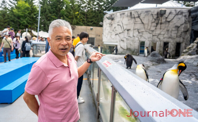 ぺんぎん館の前で話す中田園長-Journal-ONE撮影