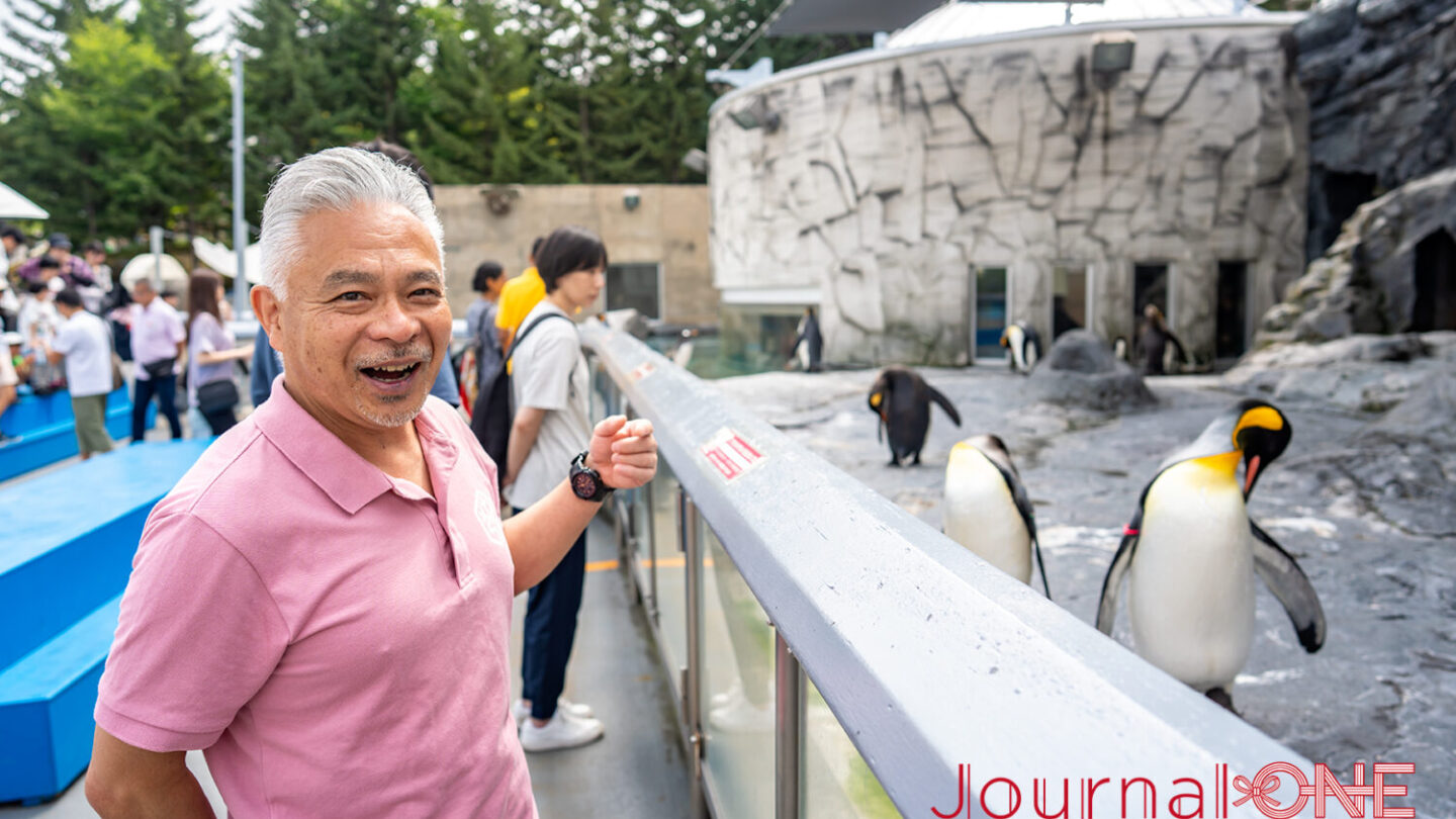 旭山動物園 ぺんぎん館の前で中田園長-Journal-ONE撮影