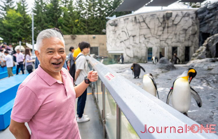 旭山動物園 ぺんぎん館の前で中田園長-Journal-ONE撮影
