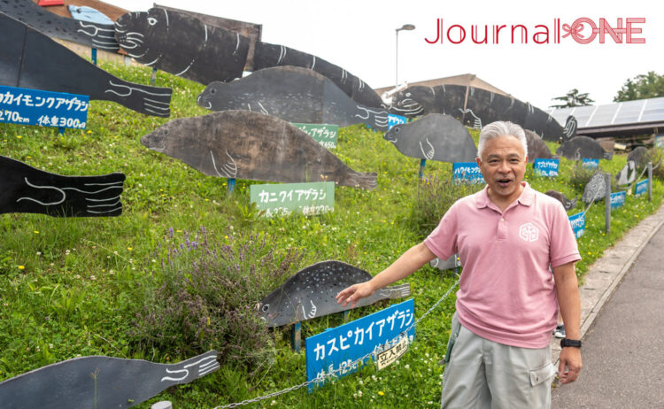 手作りの実物大パネルを前に中田園長-Journal-ONE撮影