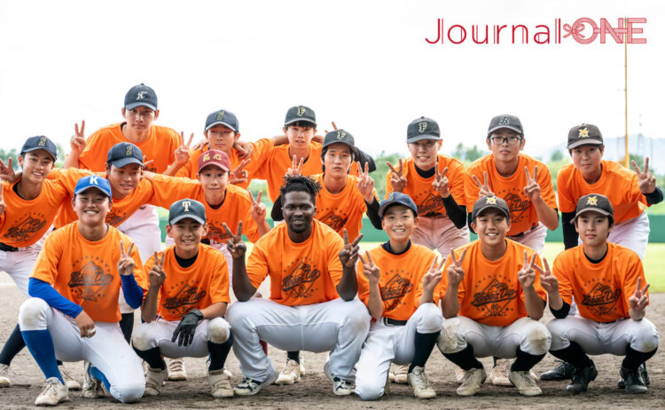 旭川ビースターズ KEBOZ杯でのカスンバ選手と中学生たち-Journal-ONE撮影