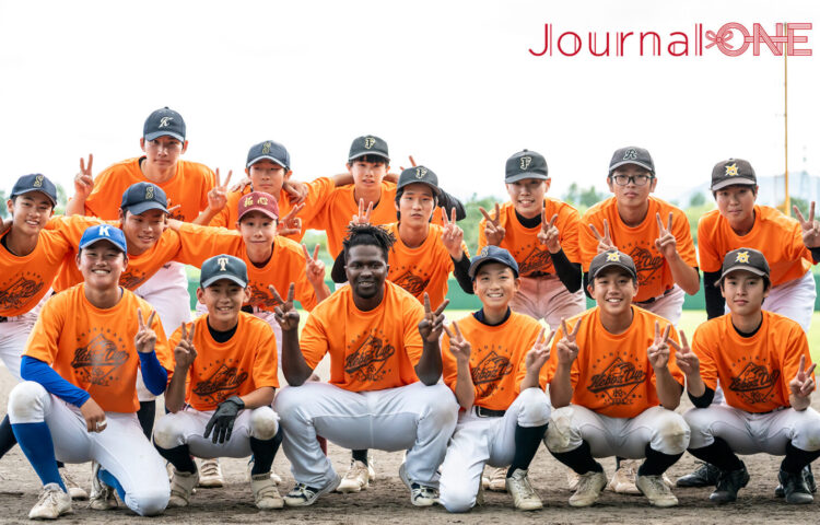 旭川ビースターズ KEBOZ杯でのカスンバ選手と中学生たち-Journal-ONE撮影