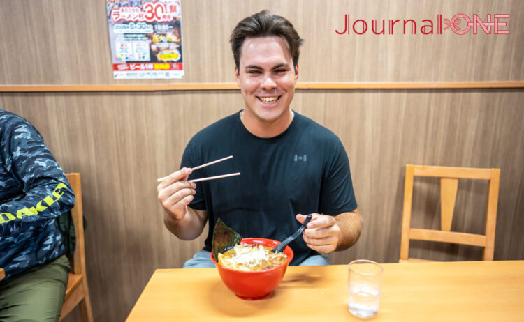 いってつ庵さんのラーメンを食べるカイラー選手-Journal-ONE撮影