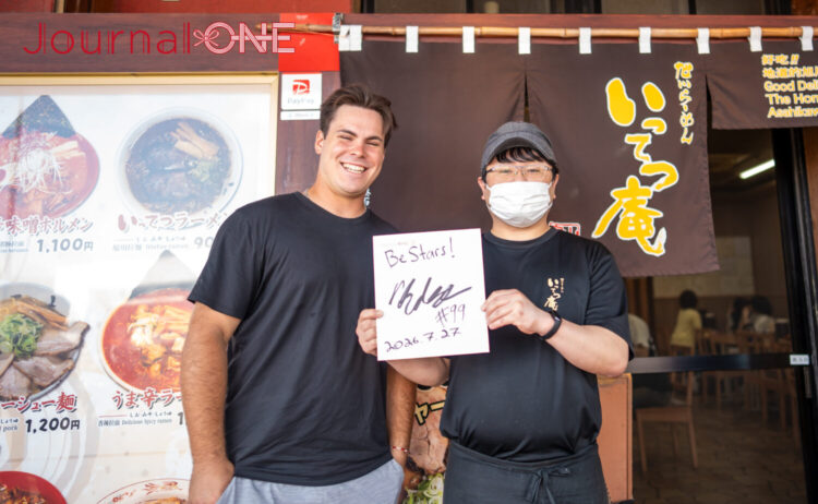 いってつ庵さんの店先でカイラー選手-Journal-ONE撮影