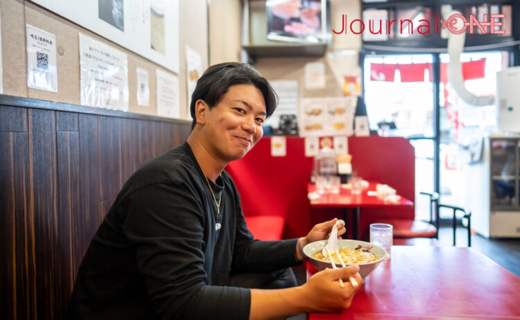 梅光軒さんのラーメンを前に笑顔の金井選手-Journal-ONE撮影