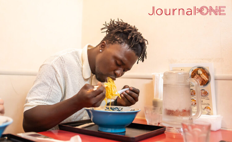 天金さんのラーメンを美味しそうに食べるカスンバ選手-Journal-ONE撮影