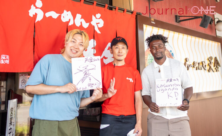 天金さんの店先で鈴木メトロさんとカスンバ選手-Journal-ONE撮影