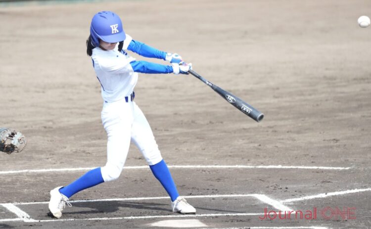 神戸サンダース大会史上初安打を放つ織田湖都選手-Journal-ONE撮影