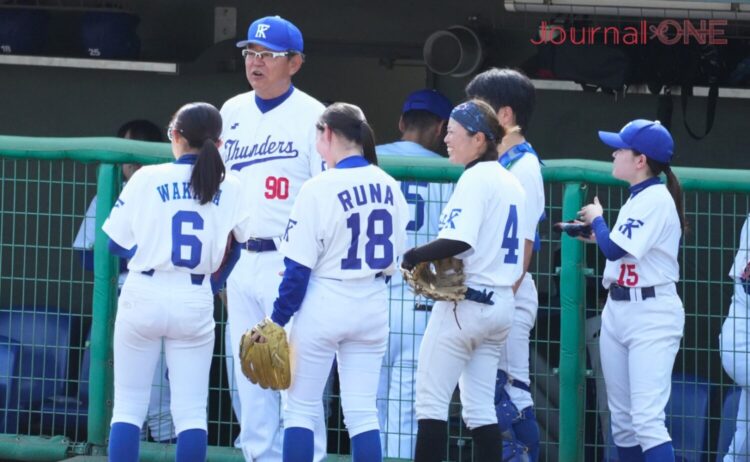 円陣で選手たちに指示を出す清水監督-Journal-ONE撮影