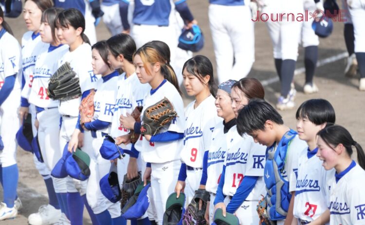 晴れやかにスタンドに挨拶する神戸サンダースの選手たち-Journal-ONE撮影