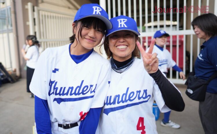 試合後、母娘で笑顔を見せた赤尾選手-Journal-ONE撮影