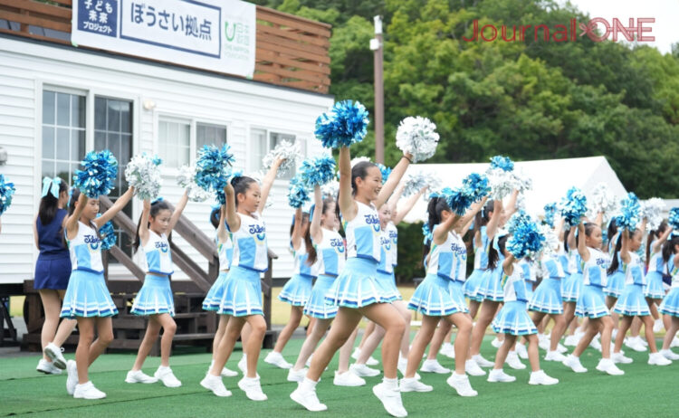 防災トレーラーの前でJubiesのパフォーマンス-Journal-ONE撮影