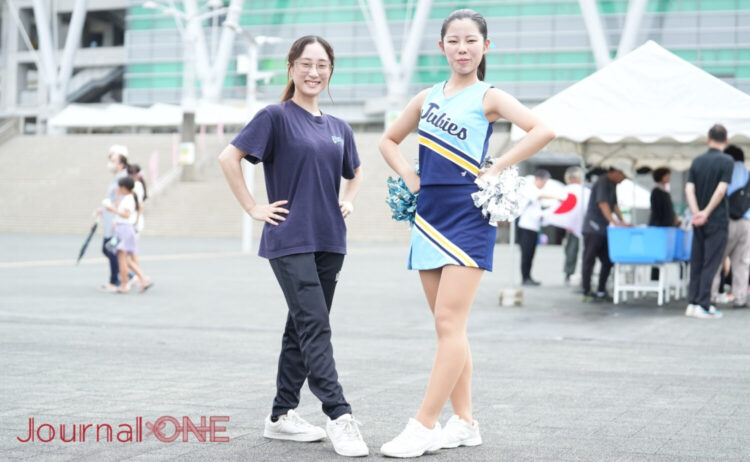 防災イベントを楽しんだ山根さん(右)と八木講師-Journal-ONE撮影