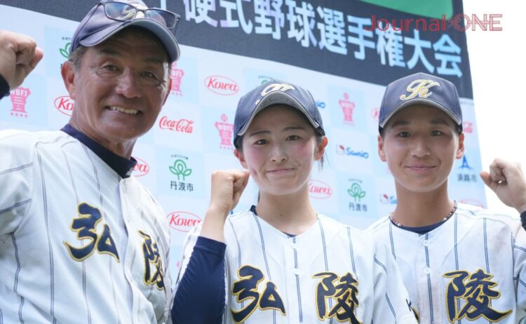 優勝会見で笑顔の(右から)西垣、山戸、石原監督-Journal-ONE撮影