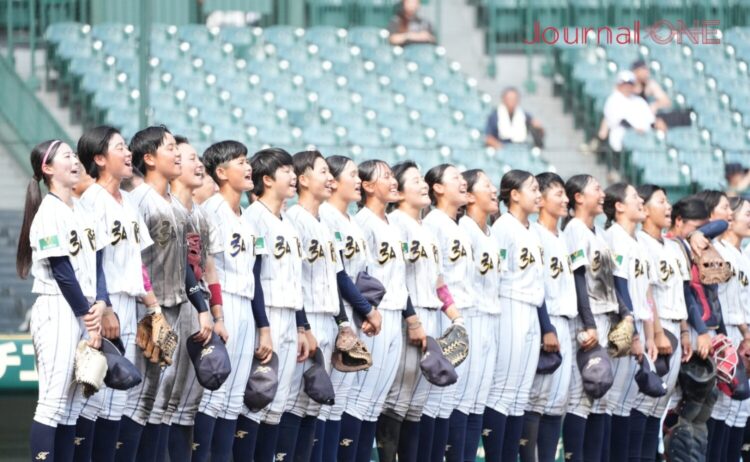 校歌を歌う神戸弘陵学園の選手たちは憧れの存在だ-Journal-ONE撮影
