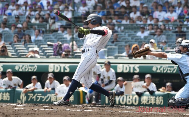 三塁線に先制打を放った西垣-Journal-ONE撮影