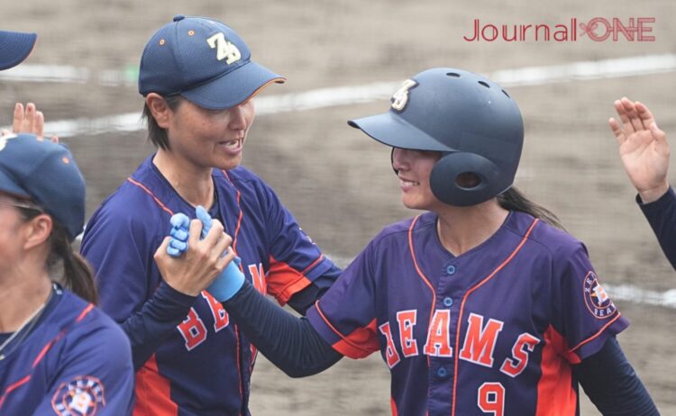 勝利後選手たちを称える中島監督-Journal-ONE撮影