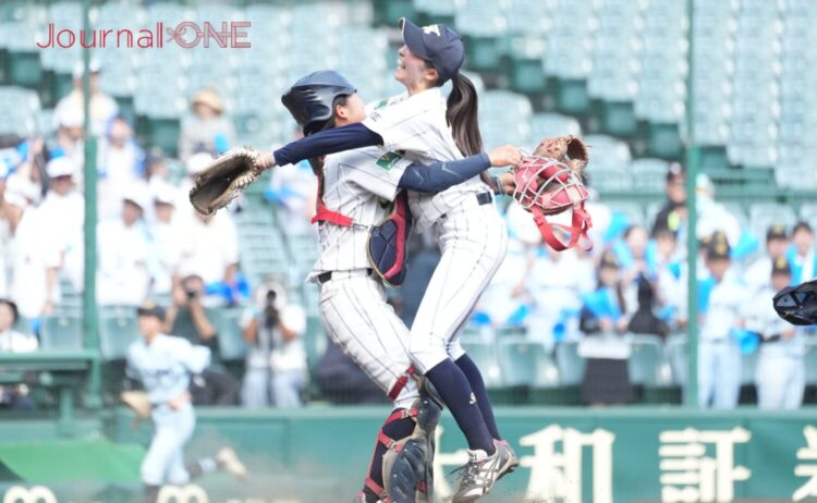 神戸弘陵学園 優勝の瞬間抱き合う山戸・後藤のバッテリー-Journal-ONE撮影