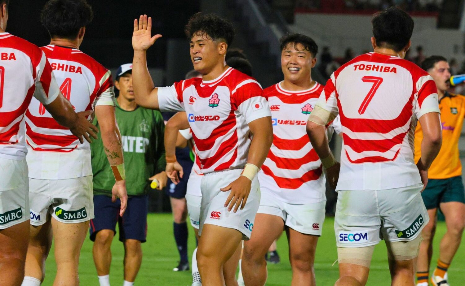 ラグビー日本代表 ワラビーズ戦でトライ後の歓喜‐斉藤健仁撮影