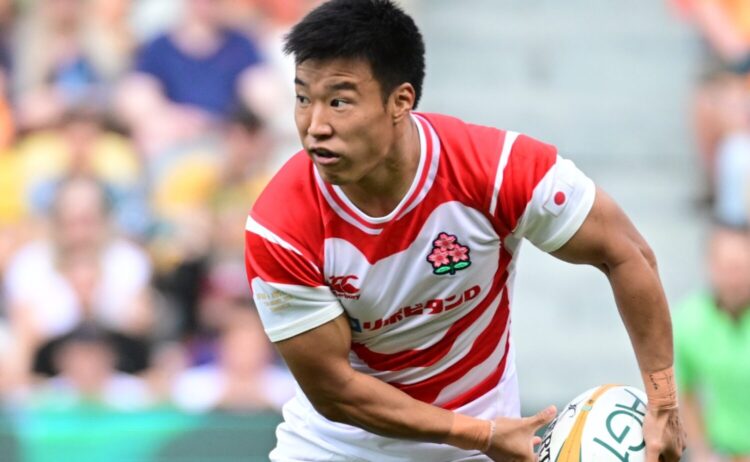 ワラビーズ 戦でボールを捌くSH齋藤 (C)JRFU
