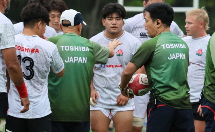 宮崎合宿でジョーンズHCから指導を受ける佐藤-斉藤健仁撮影
