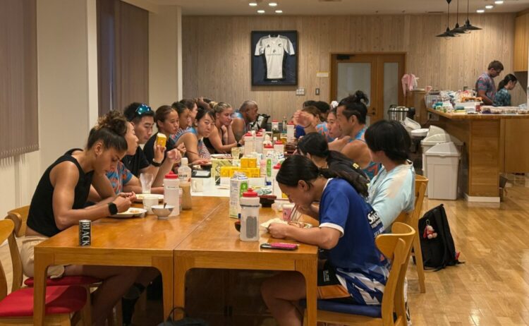 全員で夕食を摂る選手とコーチたち‐斉藤健仁撮影