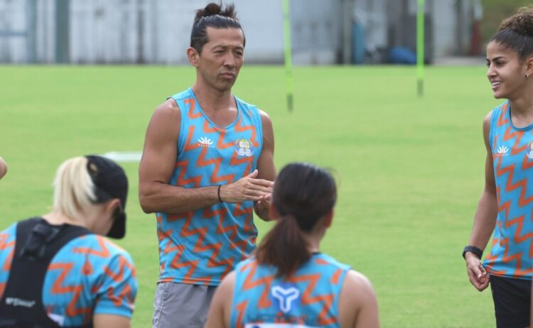 指導からリクルート、選手たちの食事の用意などいくつもの役割でチームと支える村杉氏‐斉藤健仁撮影