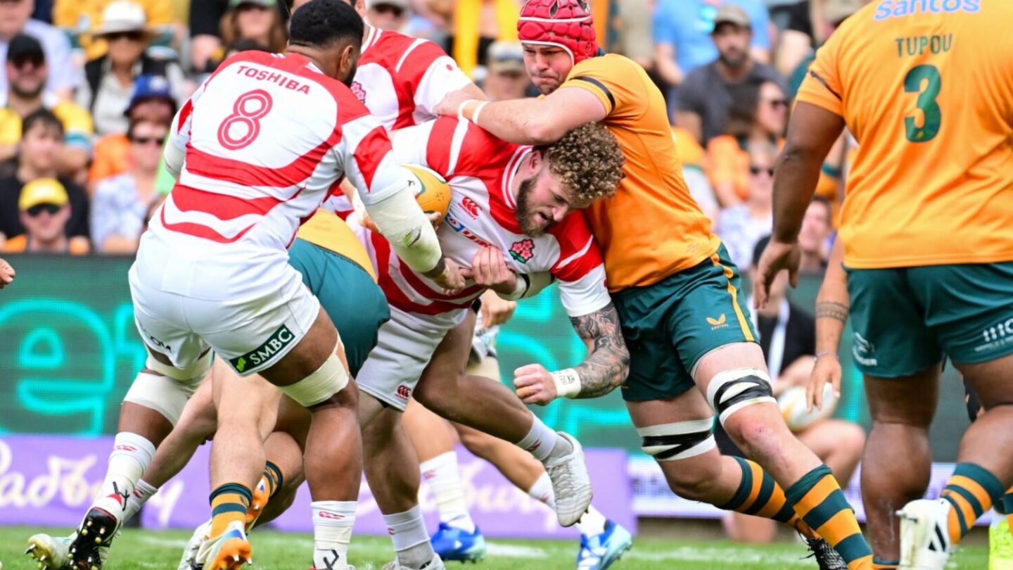 ワラビーズ との対戦でボールキャリーするLOディアンズ主将 （C）JRFU
