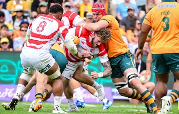 ワラビーズ との対戦でボールキャリーするLOディアンズ主将 （C）JRFU