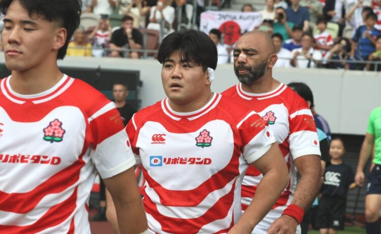 フランス戦でピッチに向かう佐藤‐斉藤健仁撮影