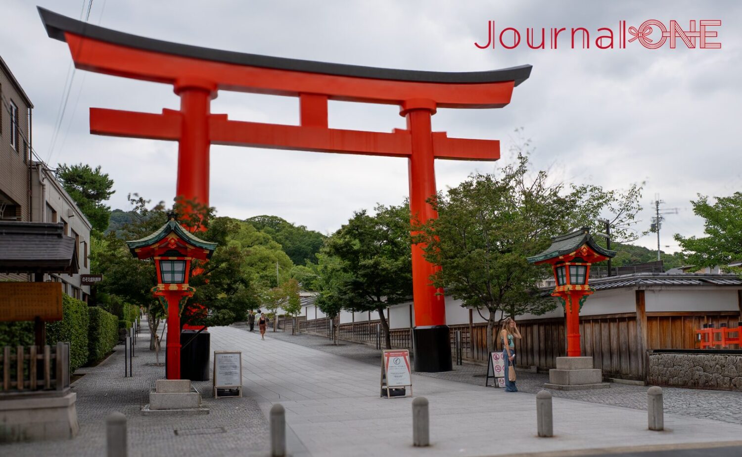 JR稲荷駅前から伏見稲荷大社へ続く参道入口の大鳥居。朱色の鳥居が参拝者を迎える京都の人気観光スポット